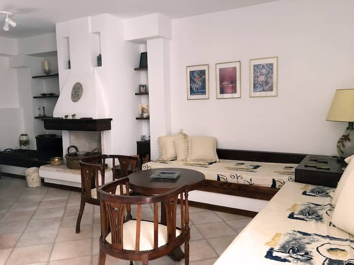 Подрумот - дневна соба - спална соба за двајца