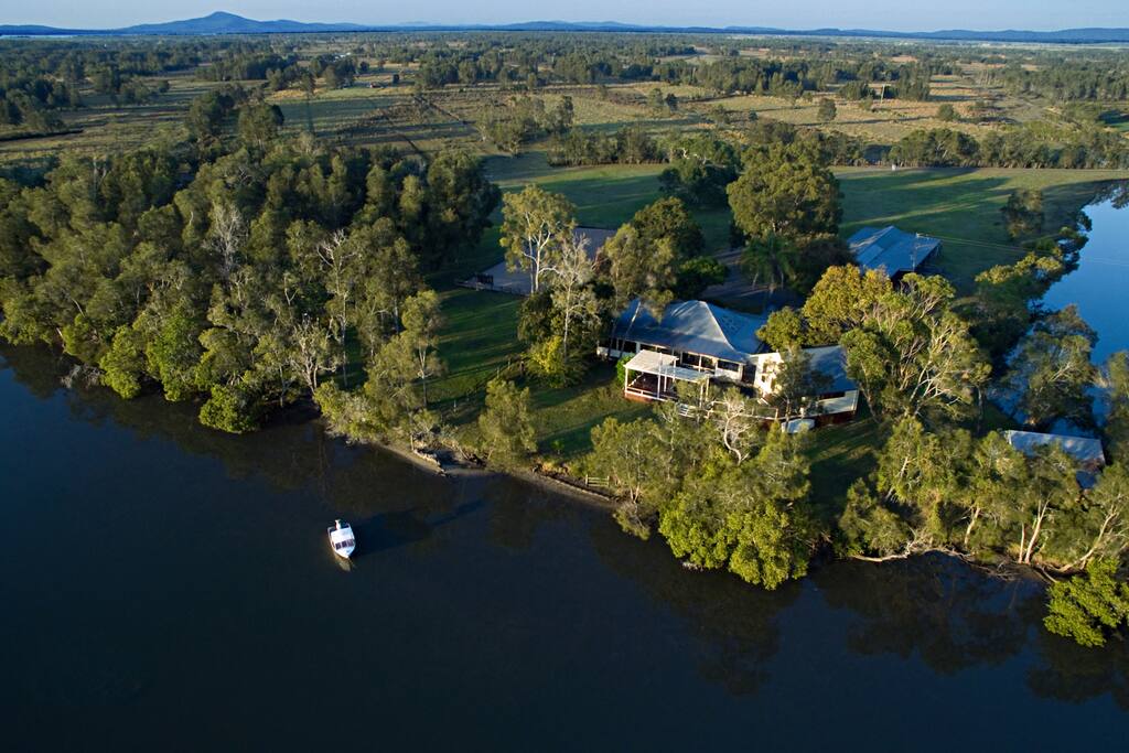 800 meters of private river frontage, just 6km to CBD & beaches.