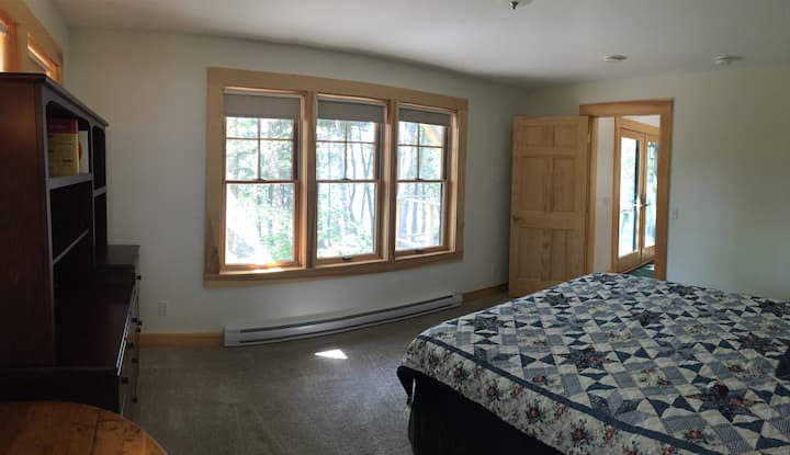 Dormitorio principal con cama cal king