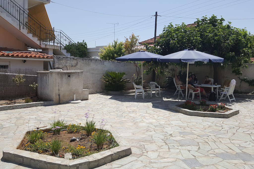 700m2 großen Gartengrundstück mit Obstbäumen und Sitzplatz aus Natursteinplatten mit traditionellem Backofen
