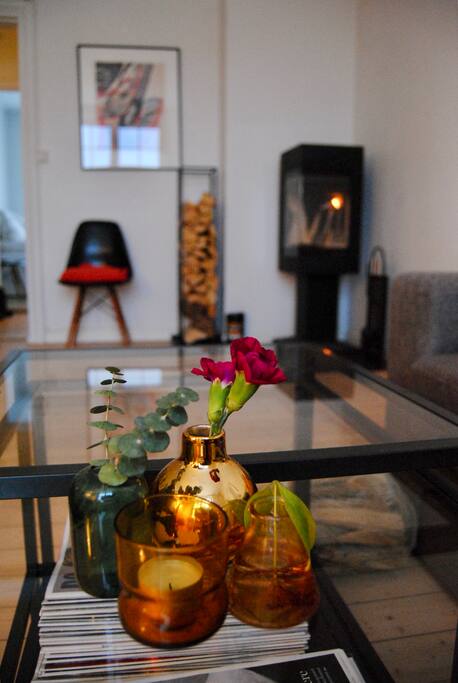 The bright living room with its high ceilings gives a spacious feeling.