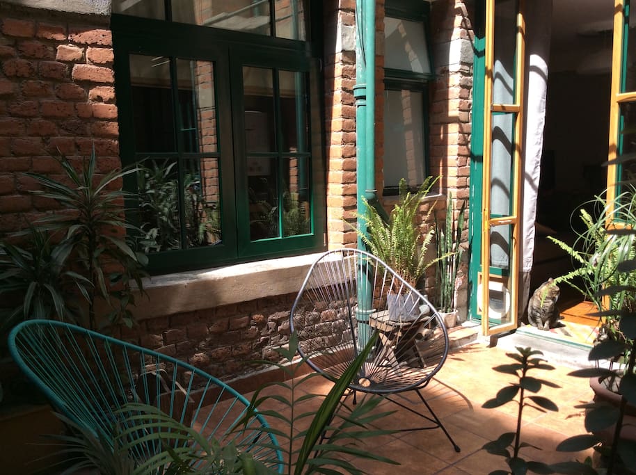 Indoor patio, door to living room
