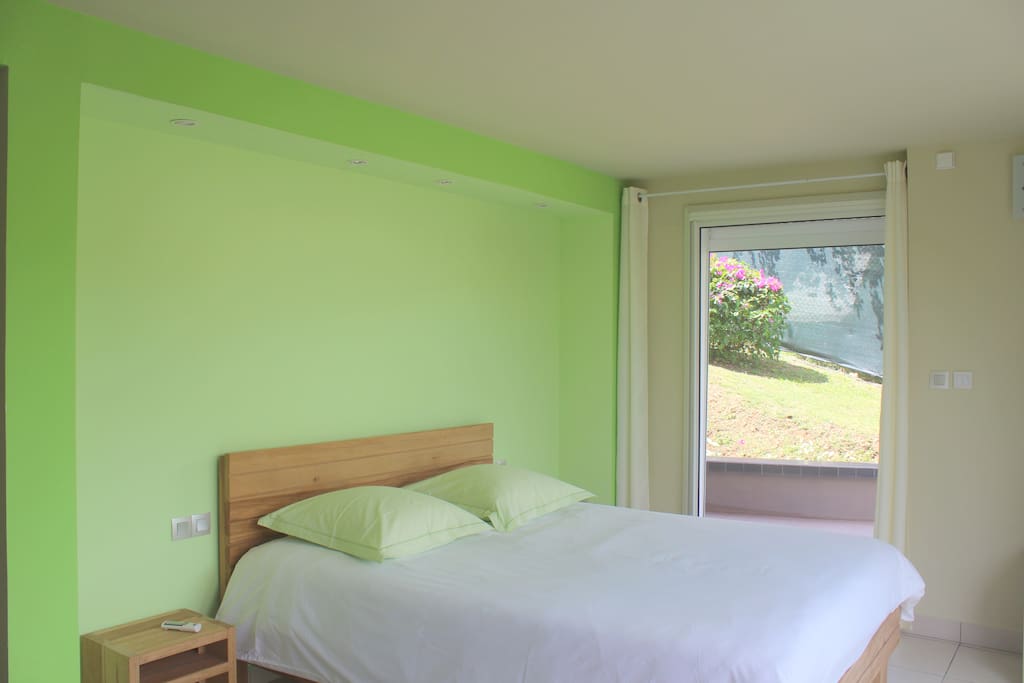 La chambre, très agréable, est dans les tons vert chlorophylle avec un lit de 160*200 cm