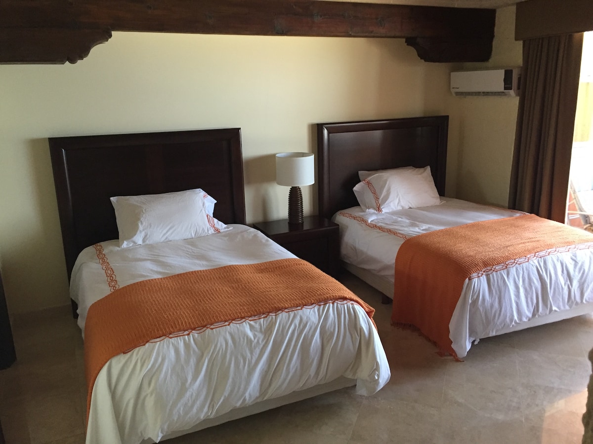 Tweede slaapkamer met twee tweepersoonsbedden / 