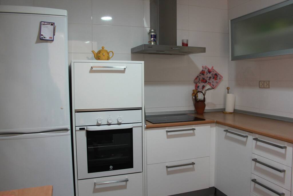 COCINA- HORNO, MICROONDAS,FRIGORIFICO, VITROCERAMICA