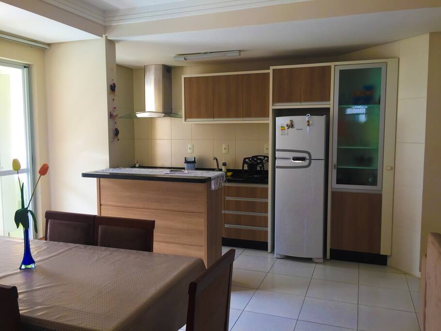 Sala de jantar e cozinha - Comedor y cocina.