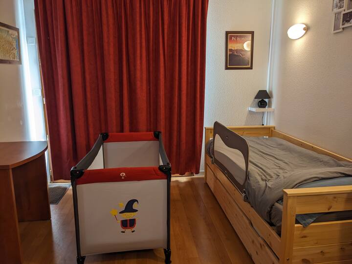 В мястото за настаняване има легло с чадър, както и предпазна ограда за малки деца 