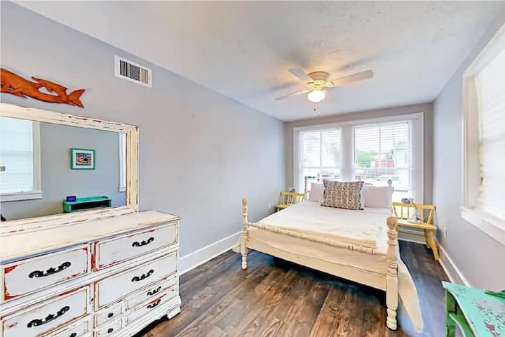 Dhoma e gjumit e dytë ka një krevat "Queen" me dyshek me shkumë memorie. 