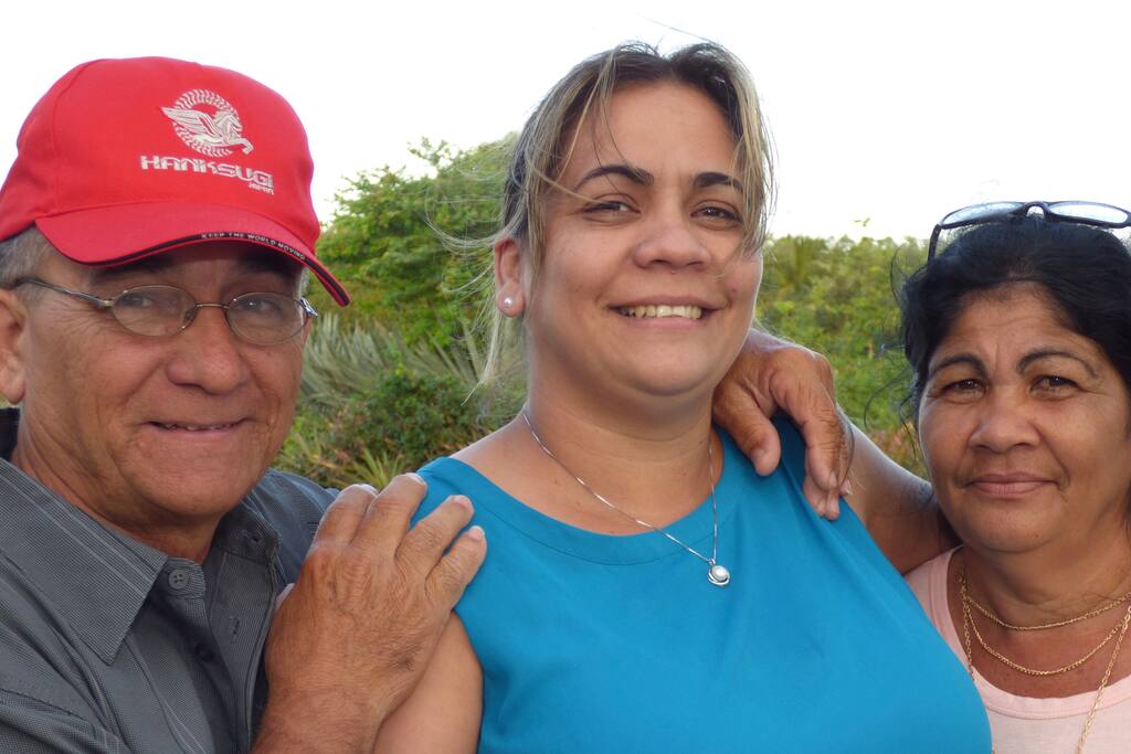 Aracelio manager, su esposa e hija