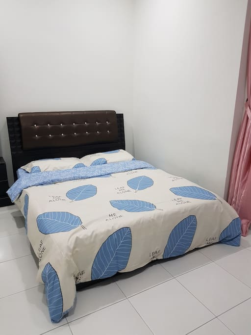2nd Room - Queen Bed