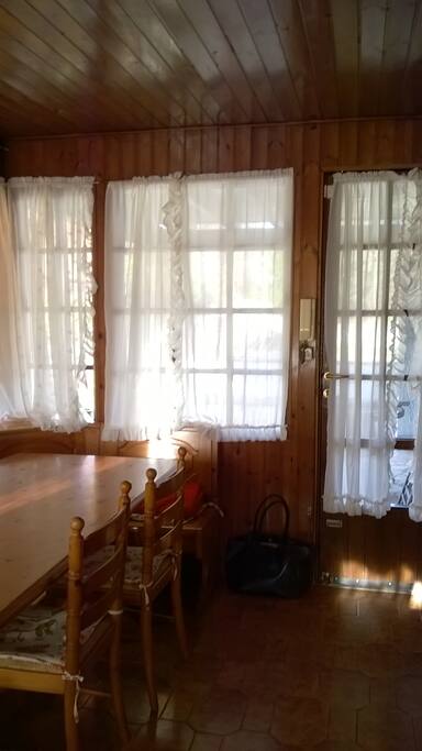 cucina in veranda, completamente finestrata, con balconcino ed ingresso su terrazza