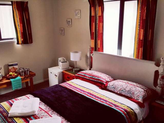 Cosy retreat!! Close to the Airport and shops.