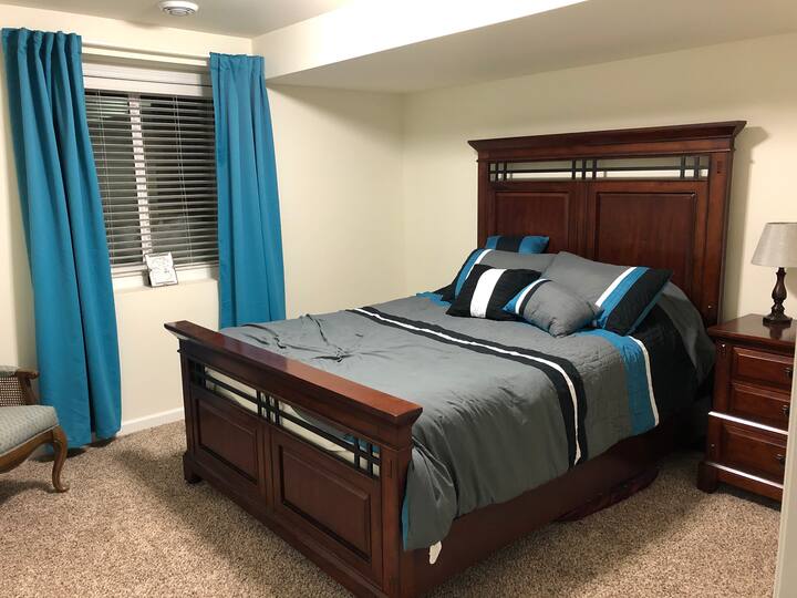 Štvrtá spálňa (menšia manželská posteľ) v suteréne.