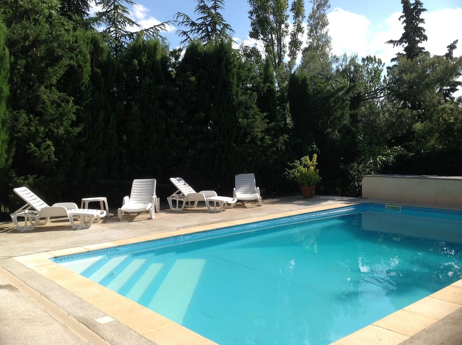 Espace piscine mis à disposition et partagé