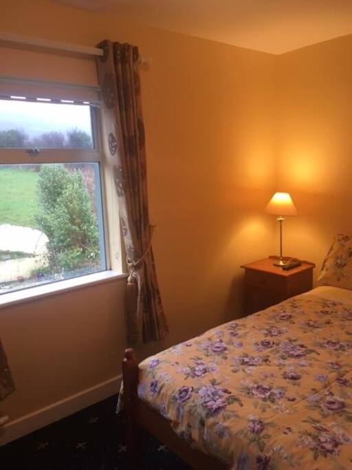 Quiet Double Room in Dingle Town with Ensuite, TV & Wifi