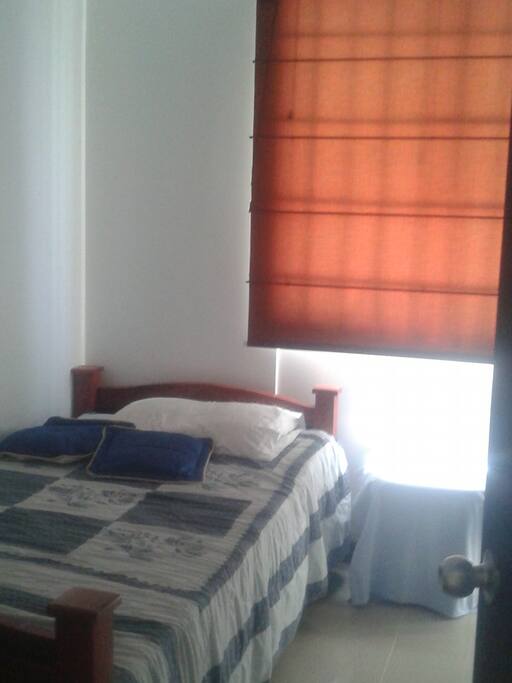 Habitación 2: Cuenta con cama de 90 cm x 190 cm., Ropa de cama, armario para ropa, escritorio, televisor, souvenir. toalla, baño privado con ducha caliente fuera de la habitación, implementos de aseo, piscina, ascensor, parqueadero, uso de cocina y zona de ropas.
