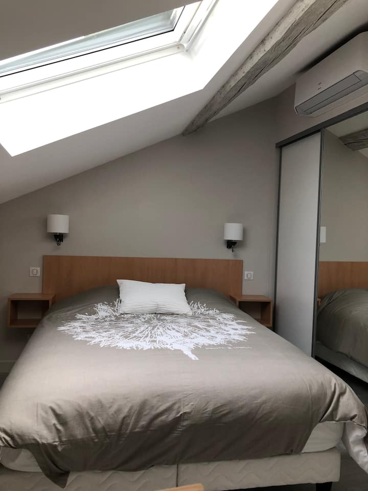 卧室配有床160 * 200 ，非常高档的床上用品，配有床垫罩和27厘米的床垫，为您提供5星级舒适体验