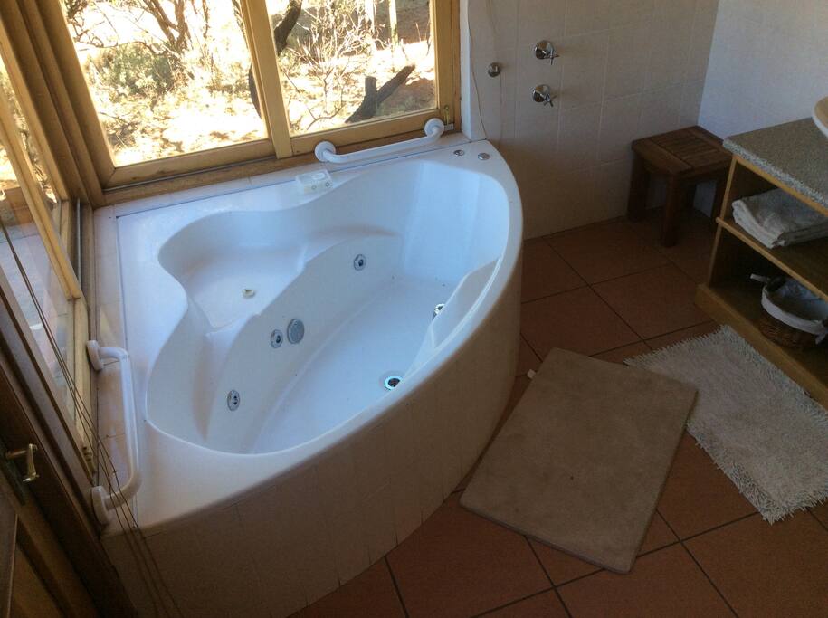 Wildsbokkie bath with large windows to let nature in