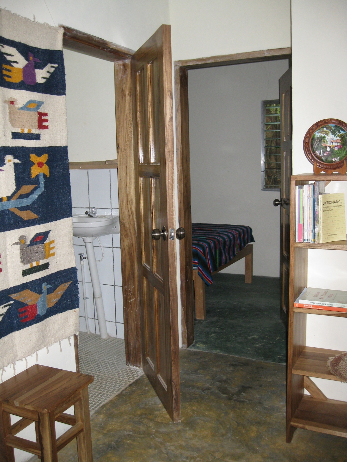 slaapkamer met 2 persoons bed, badkamer