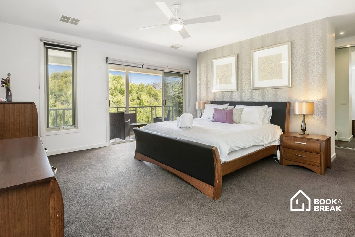 Hlavná spálňa má manželskú posteľ King, balkón, obrovskú prechádzku v župane a vlastnú kúpeľňu.