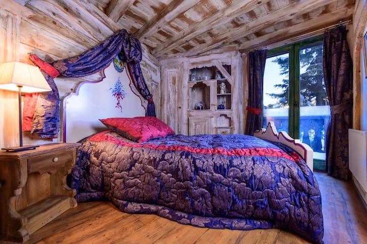 ห้องเตียงใหญ่ที่ชั้นแรกพร้อมห้องน้ำในตัว