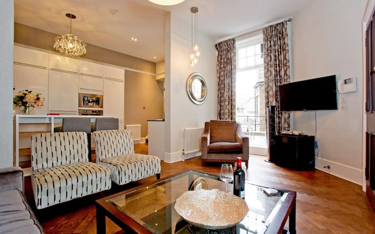 Luxury and Stunning 2 Bed with Balcony in Kensington High Street