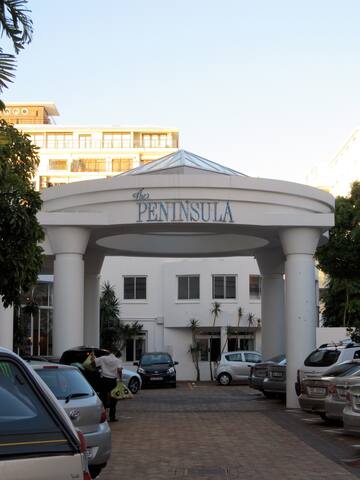 Cape Town, Seapoint – Peninsula All-Suite Condo gallery image 2