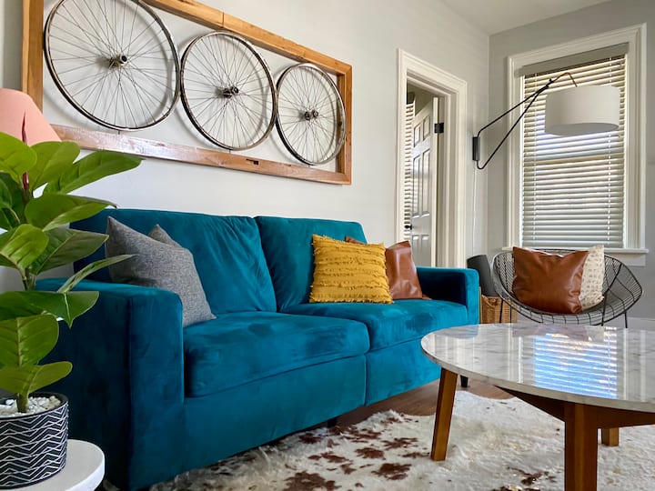 Our Cozy Bay View Bungalow Getaway - Milwaukee, WI