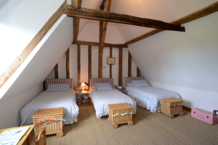 غرفة نوم إضافية تتسع لثلاثة أشخاص، بجوار حمام الطابق العلوي.