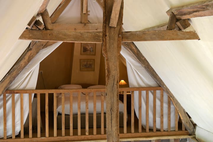 شقة علوية من إطلالة مجاورة في الطابق العلوي.  الستائر قريبة من الخصوصية.