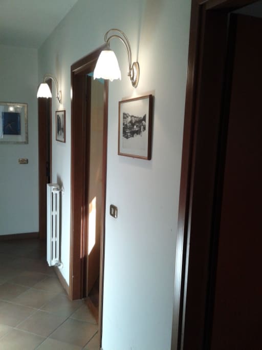 corridoio con ingressi camera e saletta colazioni