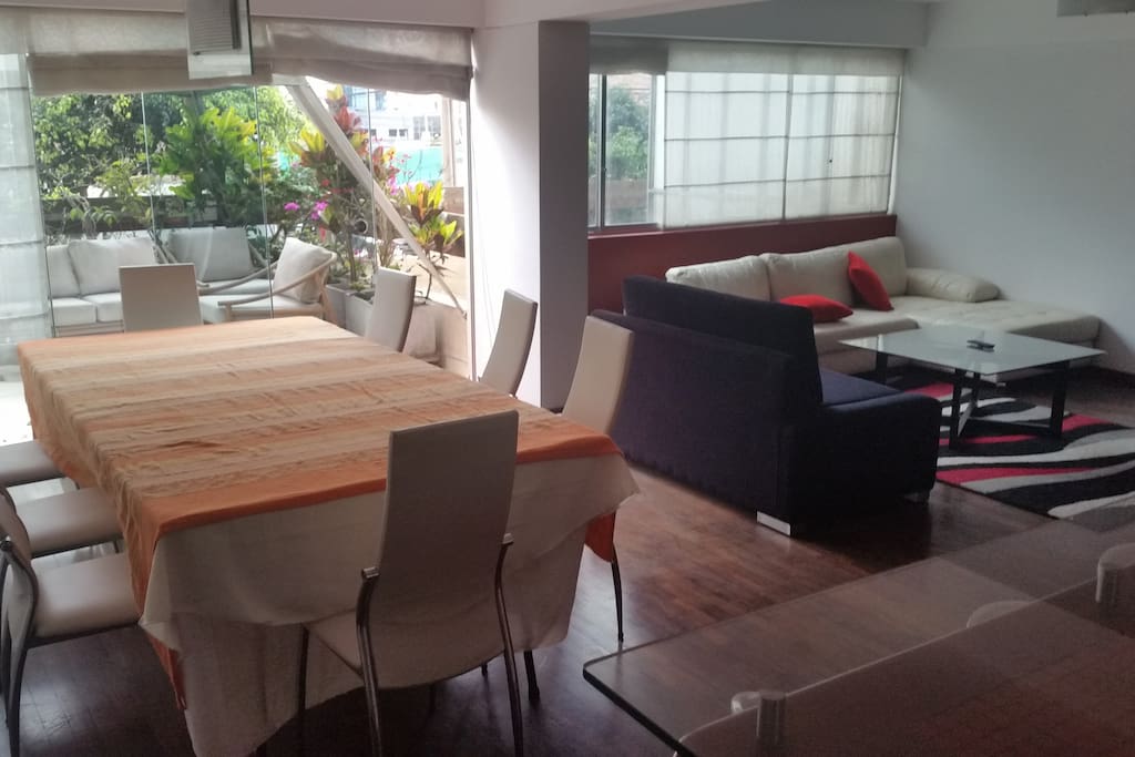 Habitación con baño privado.
Doble servicio de WIFI.
A 20 mt de Av Larco cuadra 7.
A 8 minutos caminando de Larcomar.