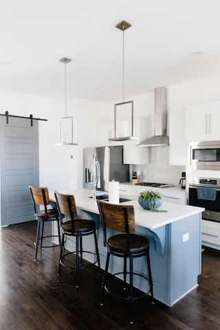 Nash! Sky High Nashville – Rooftop Retreat w view gallery image 3