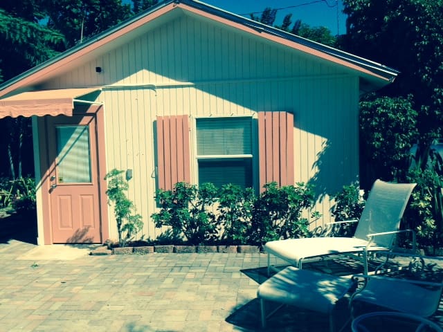 Studio 2 blocks to Atlantic Ave.