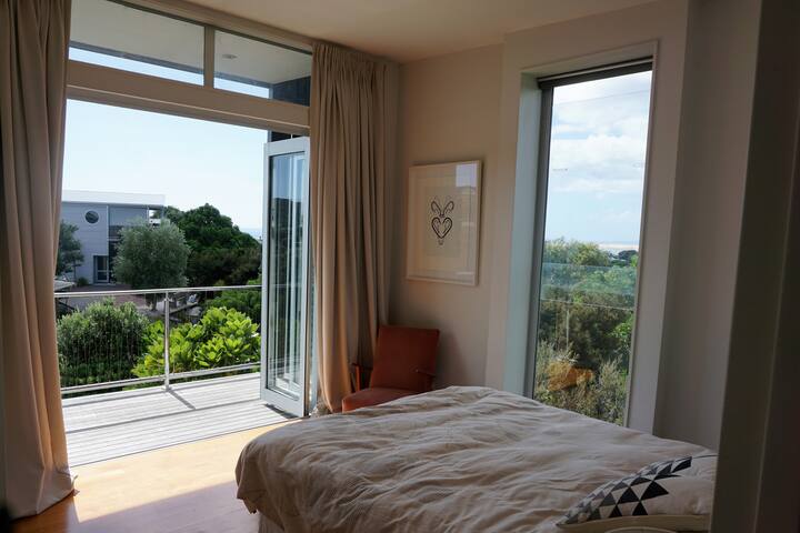 Chumba kikuu cha kulala chenye staha