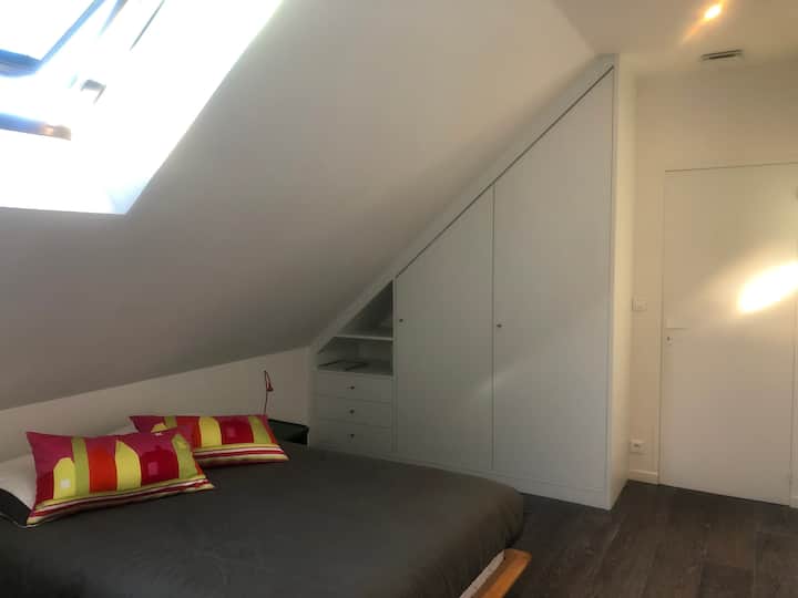 חדר שינה עם מיטה זוגית