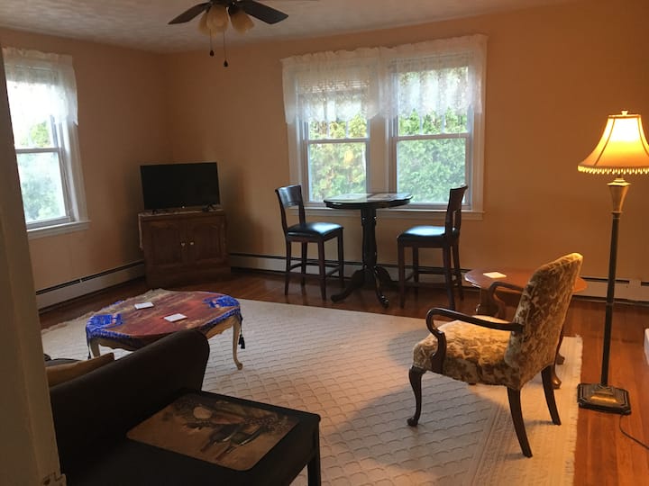 Ellen Elizabeth Estates - The Kristen Leigh Apt. - Lake Quinsigamond, MA