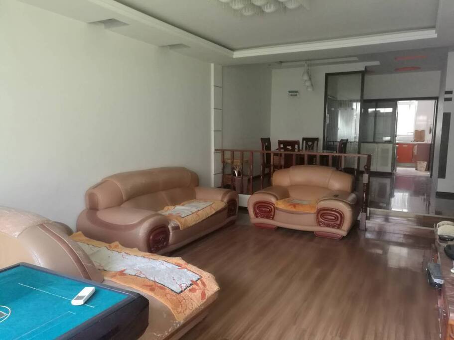 客厅为小错层,宽敞明亮,与餐厅分开,可同时容纳八到十休息,有空调、电视,WF、麻将机供娱乐!