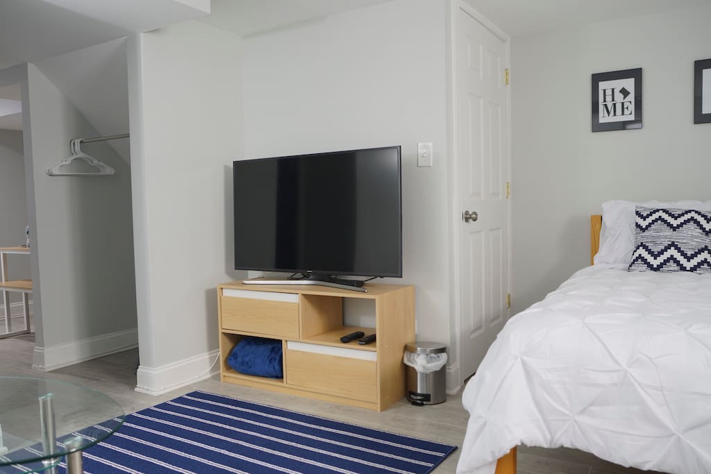 Enjoy digital cable on our 50 inch Smart TV. Two drawers for storage too!