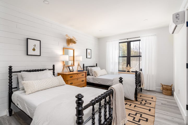 客房， 2张加大床客房。