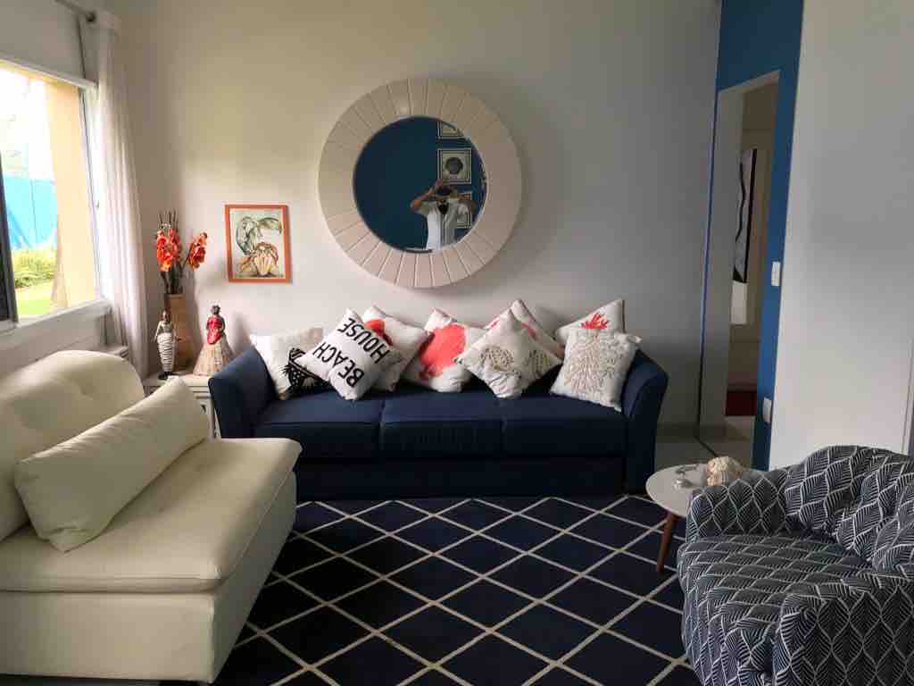 غرفة المعيشة حيث تصبح الأريكة الزرقاء سريرًا مزدوجًا