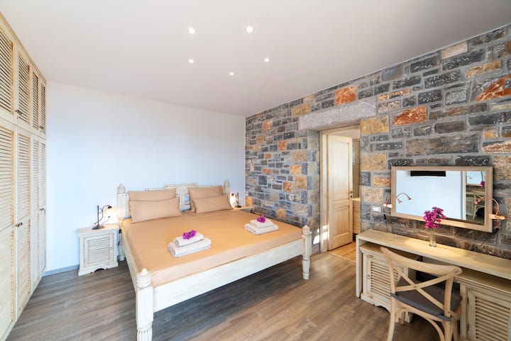 groundfloor bedroom #2 with en suite bathroom, full seaview 