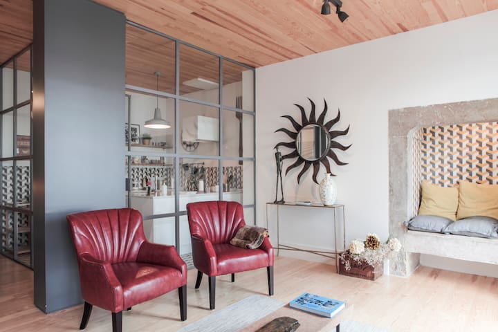 Amazing River View with balconies! 2br/2wc/AC/Lift