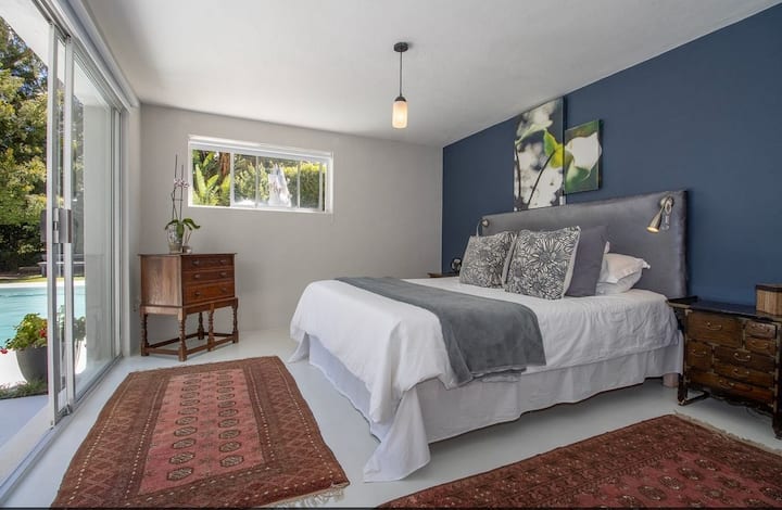 Hlavná spálňa s výhľadom na more a bazén