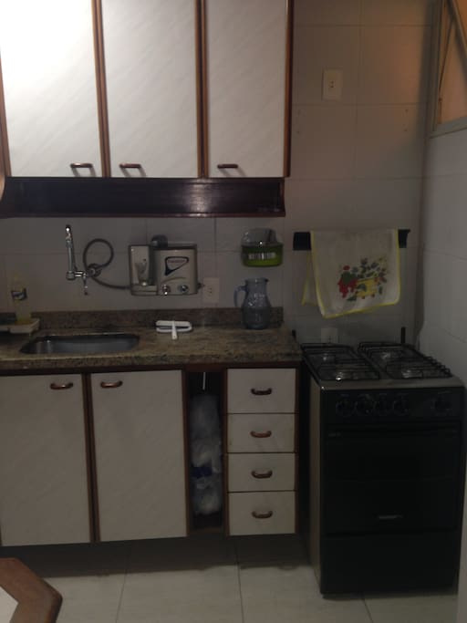 Cozinha completa com fogão, geladeira, forno elétrico e filtro elétrico