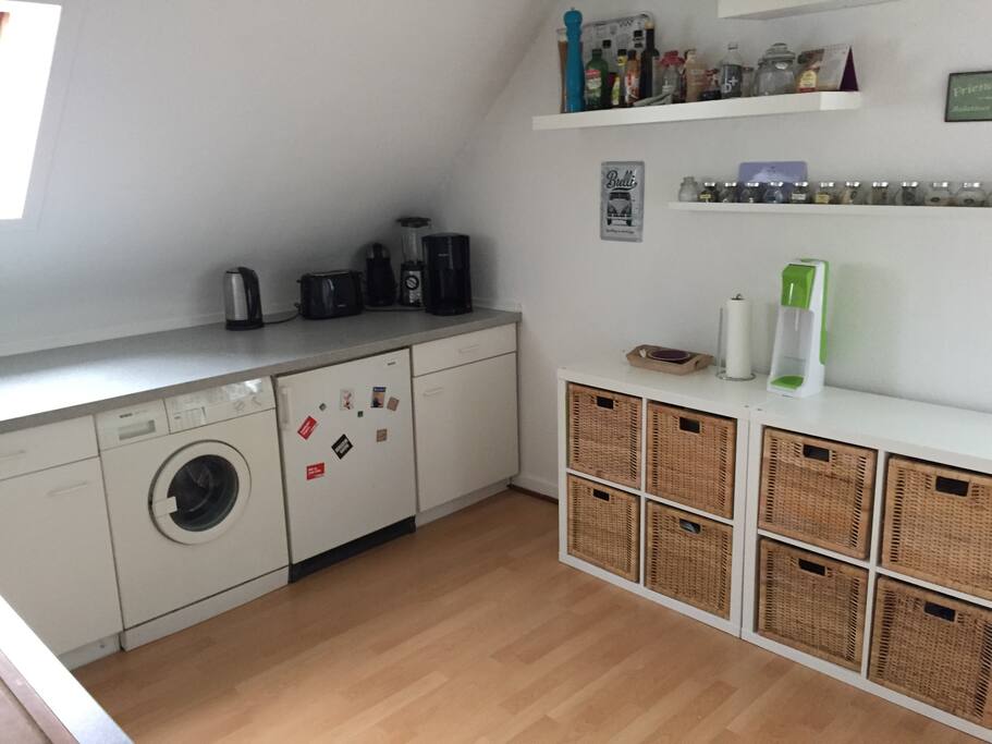 Küche inklusive Waschmaschine und Kühlschrank