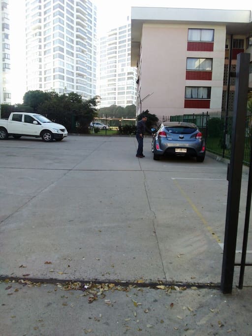 Estacionamiento amplio con posibilidad de un segundo auto
