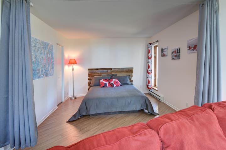 Третата спалня с двойно легло е в близост до всекидневната и е отделена със завеса. Третият шанс с двойно легло е в близост до всекидневната и отделен със завеса.