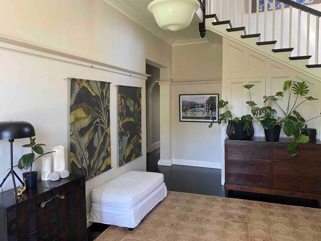 Large Pool & Entertainers Garden – 4 Bedroom gallery image 2