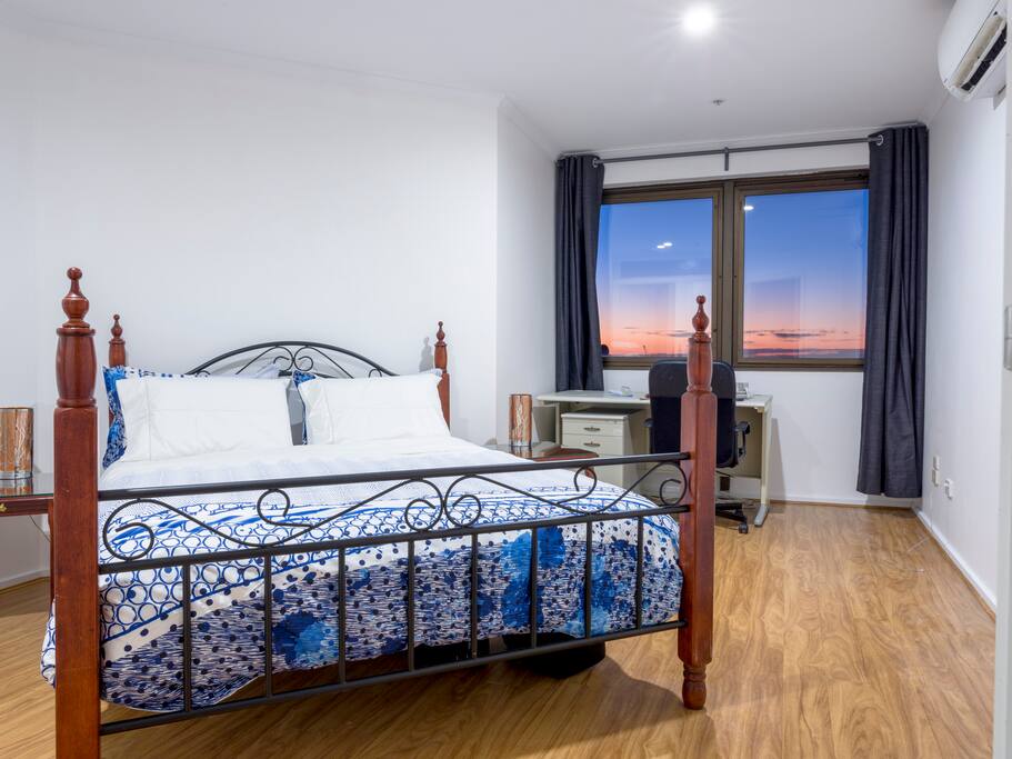 Main Bedroom, Queen Size Bed Reverse Cycle Aircon, Study Desk & Built-in wardrobe